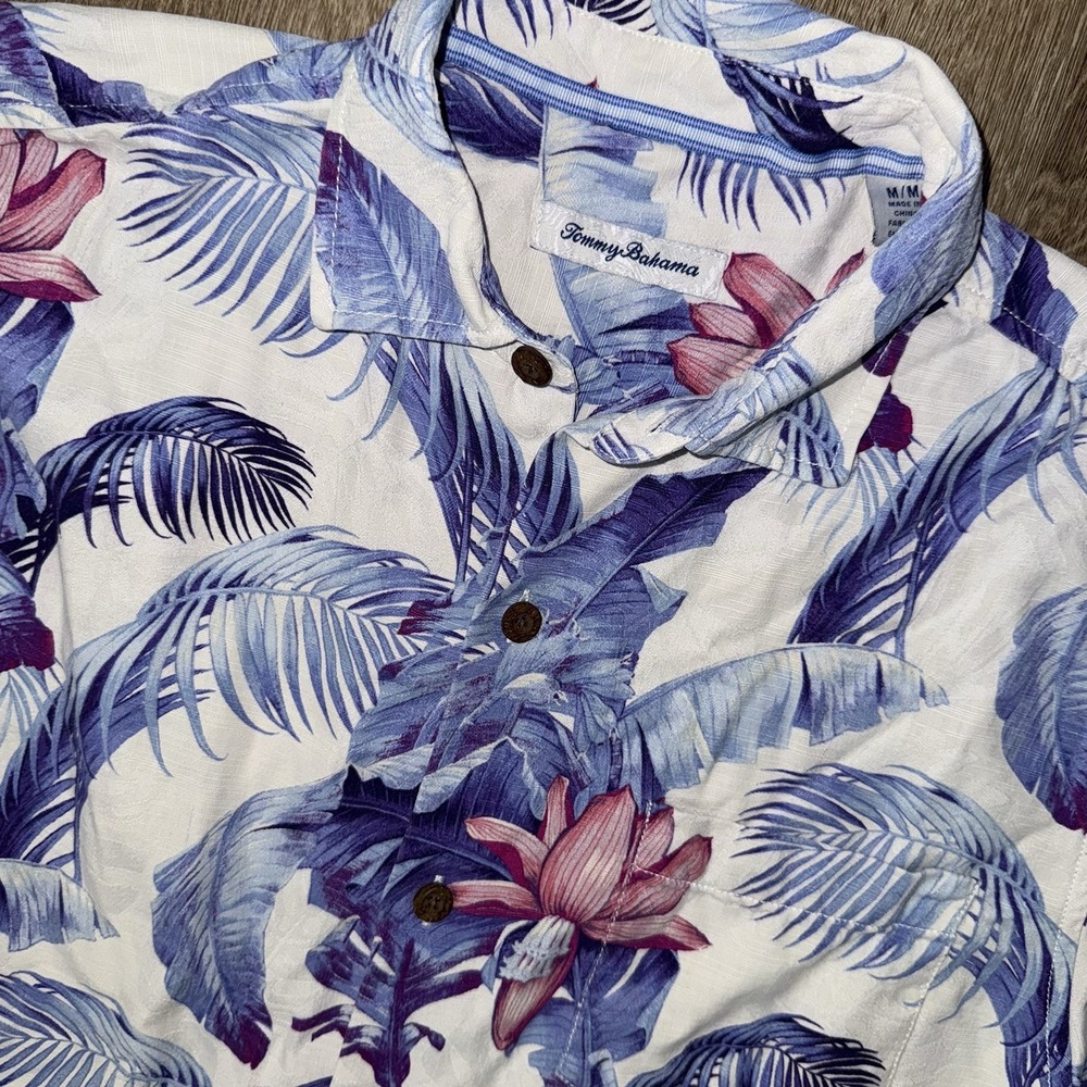 Tommy Bahama 100% Silk Camp Shirt Colorful Floral Leaves Mens M Short Sleeve